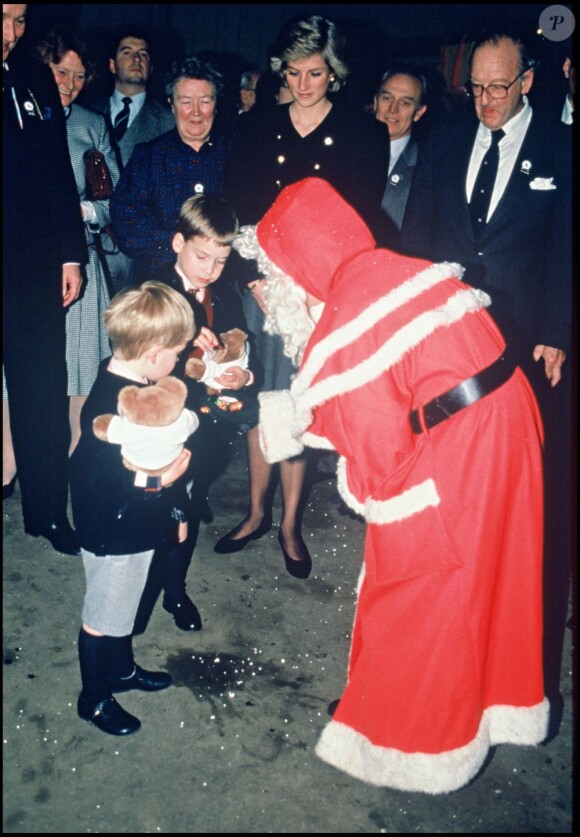 Rencontre avec le père Noël pour les princes Harry et William lors d'une compétition hippique, sous l'oeil de la princesse Diana, le 17 décembre 1988