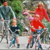 Charles et Diana avec les petits princes Harry et William à vélo en vacances dans les îles Scilly en juin 1989