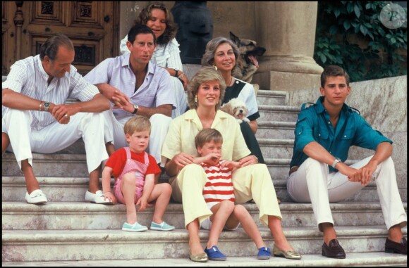 Le prince Charles et la princesse Diana avec William et Harry avec la famille royale d'Espagne (Juan Carlos, Sofia, Felipe et Elena) en août 1987.