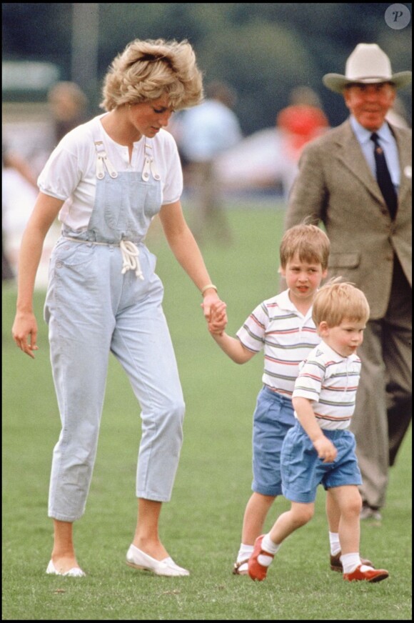 Lady Di avec les princes William et Harry en juillet 1987