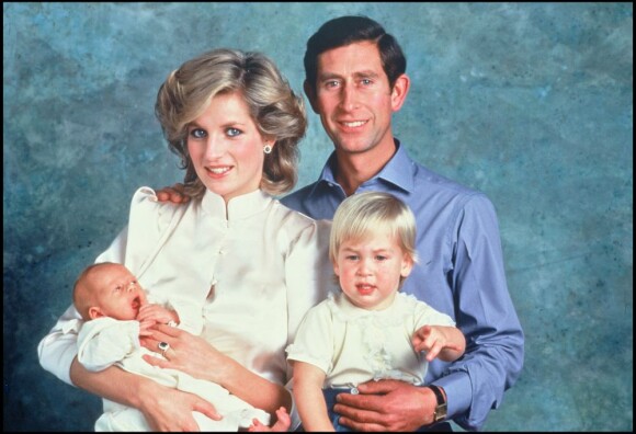 Charles et Diana, portrait officiel d'octobre 1984 avec les princes William et Harry