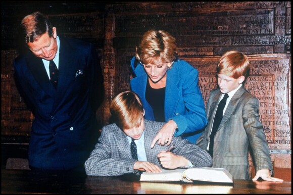 Rentrée au Eton College en septembre 1995 pour William et Harry, accompagnés par leur mère Lady Diana.