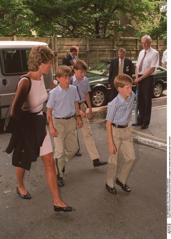 Lady Diana avec ses fils les princes William et Harry dans les rues de Londres le 27 juillet 1995