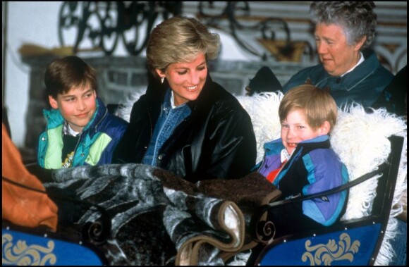 Les princes William et Harry avec Lady Diana aux sports d'hiver à Lech en mars 1993