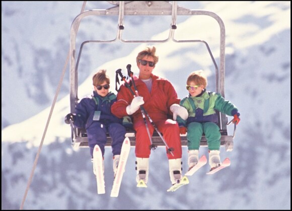 Diana avec ses fils William et Harry aux sports d'hiver à Lech en Autriche en avril 1991