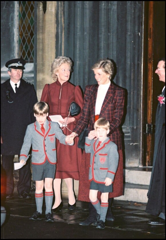 Les princes William et Harry avec leur mère la princesse Diana et leur grand-mère Frances Burke Spencer le 14 décembre 1989