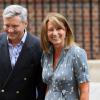 Carole et Michael Middleton à la sortie de la maternité de l'hôpital St Mary de Paddington, à Londres, le 23 juillet 2013, au lendemain de la naissance de leur petit-fils le prince George de Cambridge, dont ils furent les premiers visiteurs.
