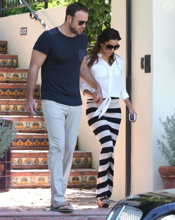 Eva Longoria et son petit ami Ernesto Arguello visitent une maison à West Hollywood, le 24 juillet 2013.