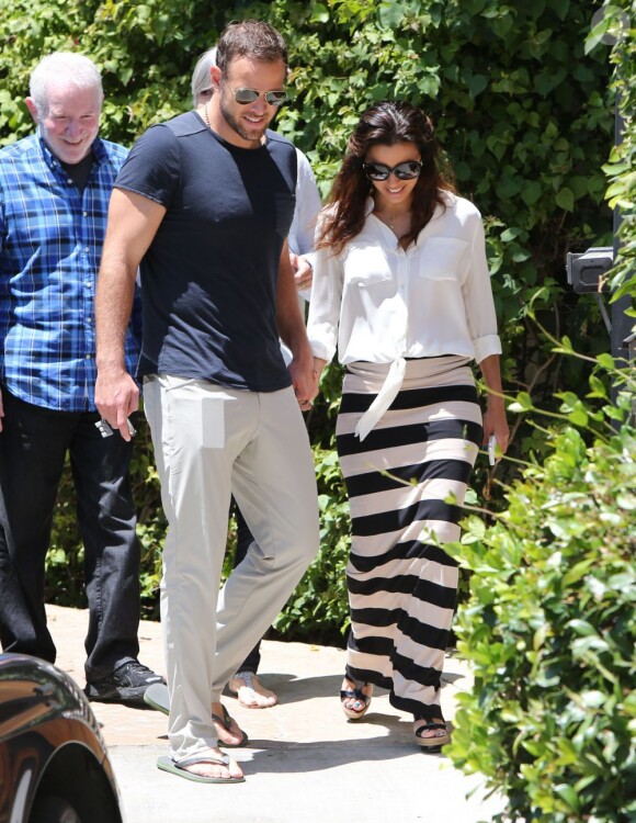Eva Longoria visite une maison en compagnie de son petit ami Ernesto Argello à West Hollywood, le 24 juillet 2013.