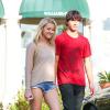 Ava Sambora en compagnie d'un beau brun dans les rues de Calabasas, le 24 juillet 2013.