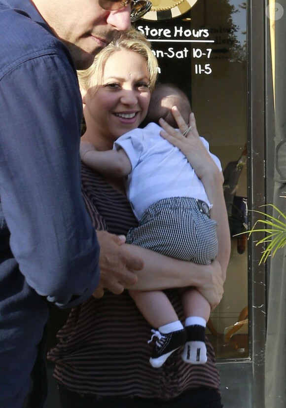 Shakira et son fils Milan à Beverly Hills, le 25 mai 2013.