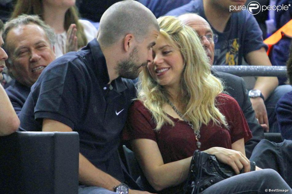 Shakira et son compagnon Gerard Piqué, très amoureux lors d&#039;un match de basket-ball à Barcelone, le 25 avril 2013.