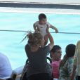 Shakira en vacances avec son fils Milan à Rio de Janeiro, au Brésil, le 2 juillet 2013.