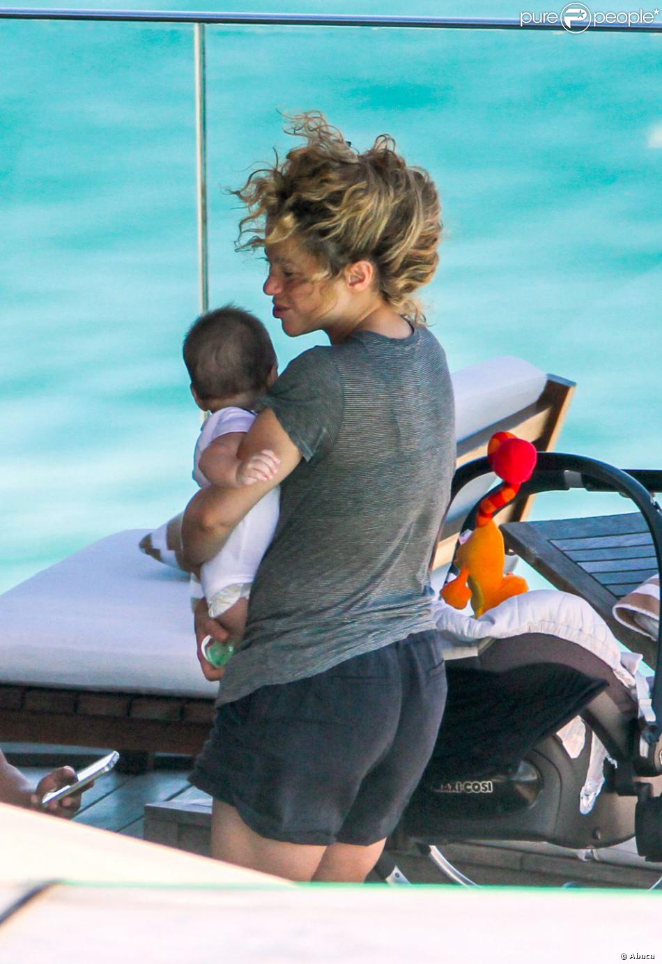 Shakira en vacances avec son fils Milan à Rio de Janeiro, au Brésil, le 2 juillet 2013.