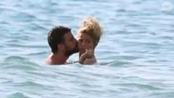 Shakira en vacances fin juillet 2013 avec son compagnon Gerard Piqué.