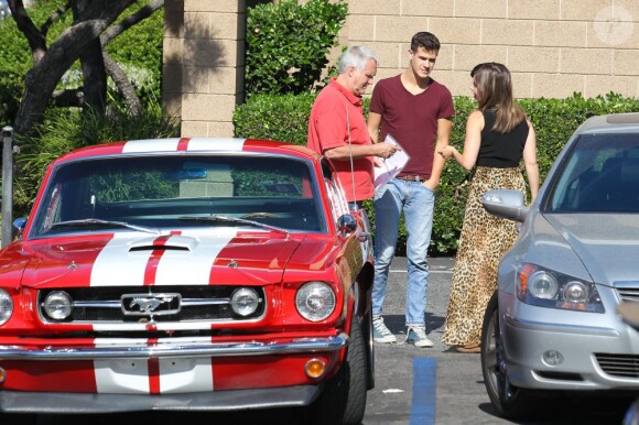 Amatrice de belles voitures, l'actrice Sophia Bush s'est offert une Mustang GT 350 rouge flamboyante, livrée à son domicile, le 24 juillet 2013.