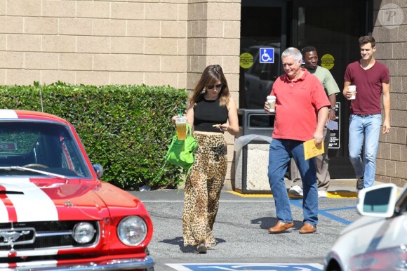 Sophia Bush a recu une commande très spéciale à son domicile : sa Mustang GT 350 rouge à bandes blanches. Très excitée par cet achat, l'actrice a de suite emmené le bolide faire un tour à Pasadena, le 24 juillet 2013.