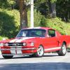 Sophia Bush a recu une commande très spéciale à son domicile : sa Mustang GT 350 rouge à bandes blanches. Très excitée par cet achat, l'actrice a de suite emmené le bolide faire un tour à Pasadena, le 24 juillet 2013.