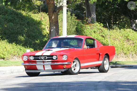 Sophia Bush a recu une commande très spéciale à son domicile : sa Mustang GT 350 rouge à bandes blanches. Très excitée par cet achat, l'actrice a de suite emmené le bolide faire un tour à Pasadena, le 24 juillet 2013.