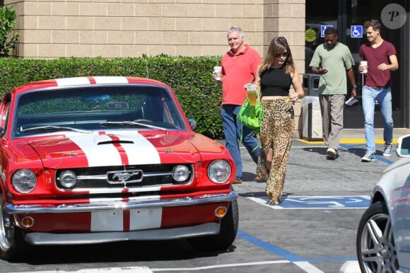 Sophia Bush a recu une commande très spéciale à son domicile : sa Mustang GT 350 rouge à bandes blanches. Très excitée par cet achat, l'actrice a de suite emmené le bolide faire un tour à Pasadena, le 24 juillet 2013.