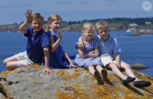 Les enfants - la nouvelle princesse héritière Elisabeth, 11 ans, le prince Gabriel, 10 ans le 20 août, le prince Emmanuel, 7 ans, et la princesse Eléonore, 5 ans - du roi Philippe et la reine Mathilde de Belgique en vacances, sur l'Île d'Yeu, où ils sont arrivés le 23 juillet 2013.