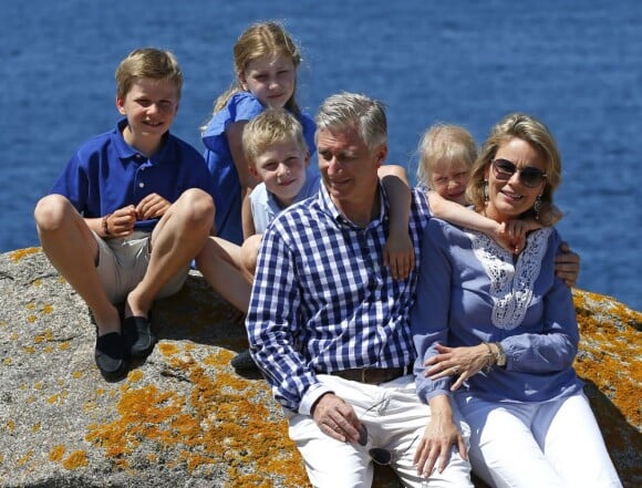 Le roi Philippe et la reine Mathilde de Belgique en vacances avec leurs quatre enfants - la nouvelle princesse héritière Elisabeth, 11 ans, le prince Gabriel, 10 ans le 20 août, le prince Emmanuel, 7 ans, et la princesse Eléonore, 5 ans -, sur l'Île d'Yeu, leur destination estivale favorite, où ils sont arrivés le 23 juillet 2013.