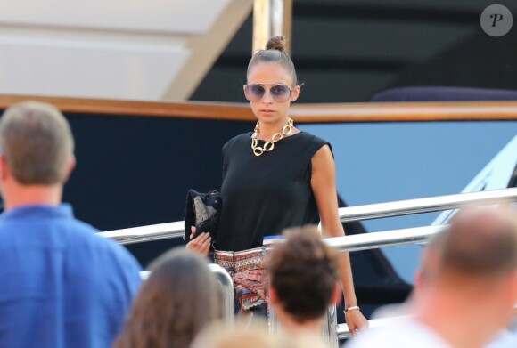 Nicole Richie quitte un yacht sur le port de Saint Tropez. Le 25 juillet 2013.