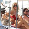 Victoria Silvstedt, ravissante en bikini, se détend au Club 55. Ramatuelle, le 25 juillet 2013.