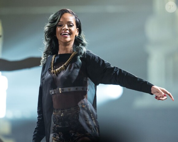 Rihanna, souriante sur la scène de la Telenor Arena. Oslo, le 25 juillet 2013.