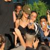 Rihanna, assaillie par ses fans norvégiens, quelques heures avant son concert. Oslo, le 25 juillet 2013.