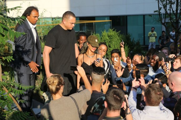Rihanna, assaillie par ses fans norvégiens, quelques heures avant son concert. Oslo, le 25 juillet 2013.
