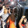Rihanna, encerclée par une foule de fans et curieux venus en nombre, quitte son hôtel et monte dans sa voiture. Oslo, le 25 juillet 2013.