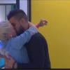 Vincent et Alexia s'embrassent dans la quotidienne de Secret Story 7 sur TF1 le vendredi 26 juillet 2013