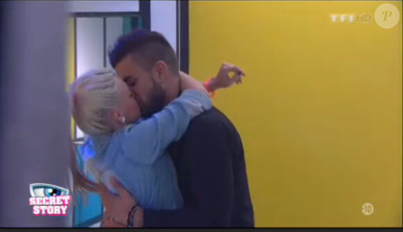 Vincent et Alexia s'embrassent dans la quotidienne de Secret Story 7 sur TF1 le vendredi 26 juillet 2013