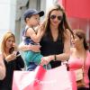 Miranda Kerr va faire du shopping avec son fils Flynn à New York, le 28 juillet 2013.