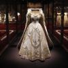 La prodigieuse robe du couronnement conçue par Norman Hartnell, fruit de 3500 heures de travail sans relâche de membres de l'école royale de couture. Une spectaculaire exposition consacrée au couronnement de la reine Elizabeth II le 2 juin 1953 a ouvert à Buckingham Palace le 27 juillet 2013, à l'occasion du soixantenaire de la cérémonie.