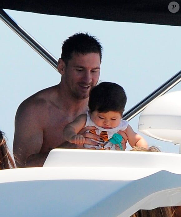 Lionel Messi et son fils Thiago, sur un bateau à Formentera le 8 juillet 2013.