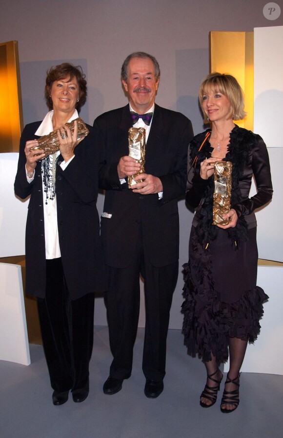 Fabienne Vonier, Denys Arcand et sa femme Denise Robert avec des César à la cérémonie des 29e César du cinéma à Paris en 2004.