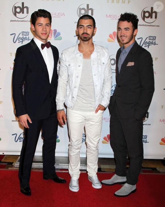 Nick Jonas, Joe Jonas, Kevin Jonas  au concours de Miss USA 2013 au Planet Hollywood Theatre de Las Vegas, le 16 juin 2013.