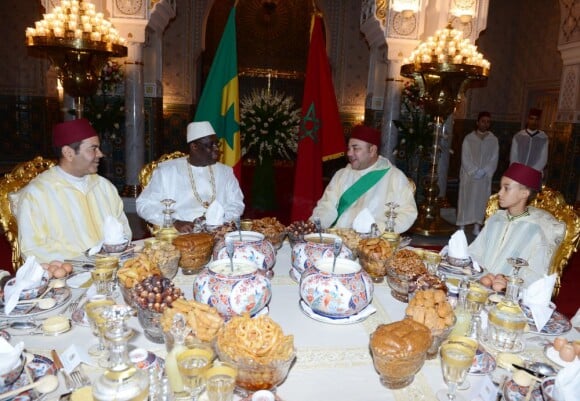 Le roi Mohammed VI du Maroc présidait, avec son fils le prince héritier Moulay El Hassan et son frère le prince Moulay Rachid, un iftar à l'occasion  de la Fête du Trône au palais royal à Casablanca le 30 juillet 2013. Le président du Sénégal Macky Sall était convié à sa table.