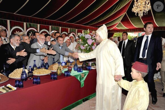 Le jeune prince Moulay El Hassan, alors âgé de 6 ans, accompagnait le 30 juillet 2009 son père le roi Mohammed VI du Maroc lors de la célébration de la Fête du Trône marquant le 10e anniversaire de son règne.