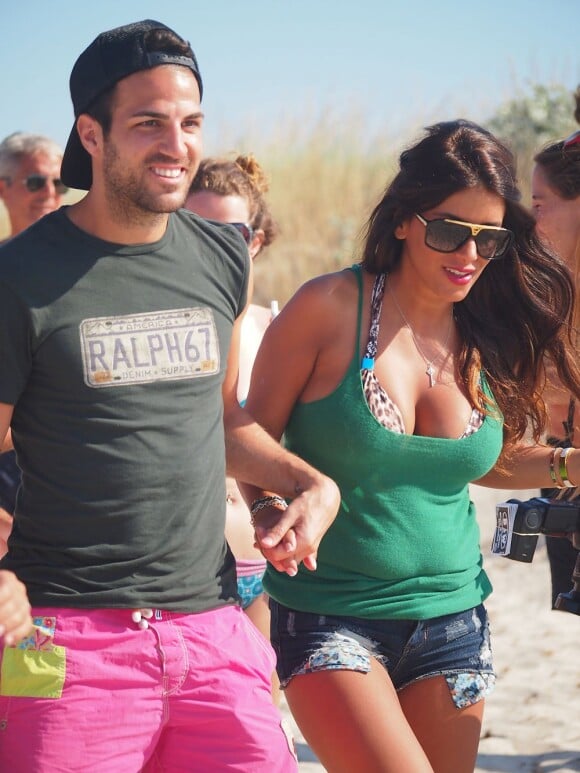 Cesc Fabregas et sa compagne Daniella Seeman à Ibiza, le 8 juillet 2013