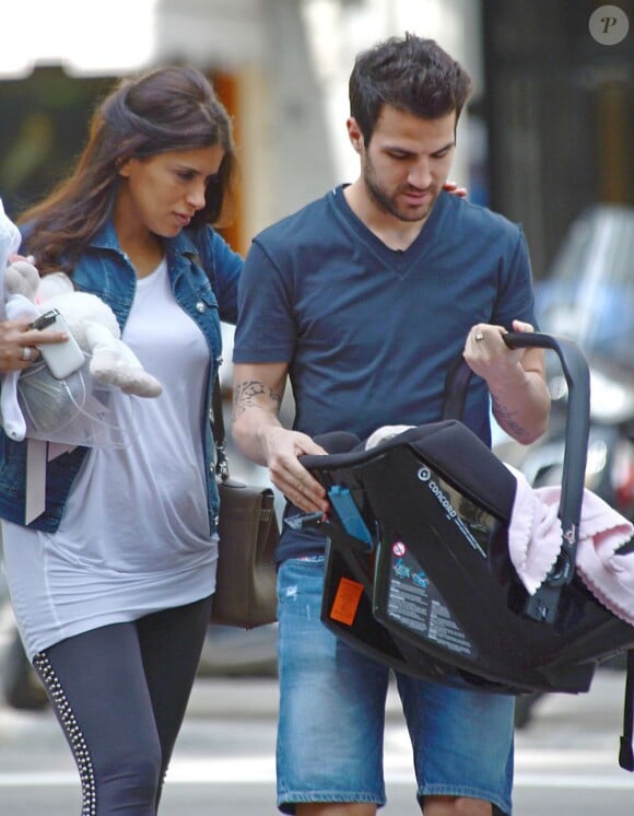 Cesc Fabregas et sa petite amie Daniella Semaan avec leur fille Lia dans les rues de Barcelone, le 7 mai 2013