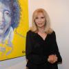 Amanda Lear expose ses toiles lors du vernissage de son exposition intitulé Visioni, à Milan, en Italie, le 31 juillet 2013.