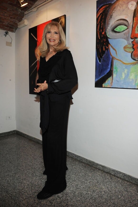 Amanda Lear lors du vernissage de son exposition intitulé Visioni, à Milan, en Italie, le 31 juillet 2013.