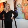 La sympathique Amanda Lear expose ses toiles lors du vernissage de son exposition intitulé Visioni, à Milan, en Italie, le 31 juillet 2013.