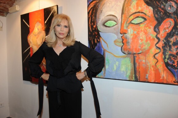 La sympathique Amanda Lear expose ses toiles lors du vernissage de son exposition intitulé Visioni, à Milan, en Italie, le 31 juillet 2013.