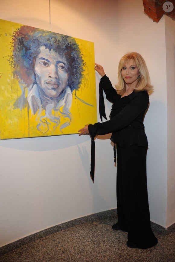 Amanda Lear expose ses toiles lors du vernissage de son exposition intitulé Visioni, à Milan, le 31 juillet 2013.