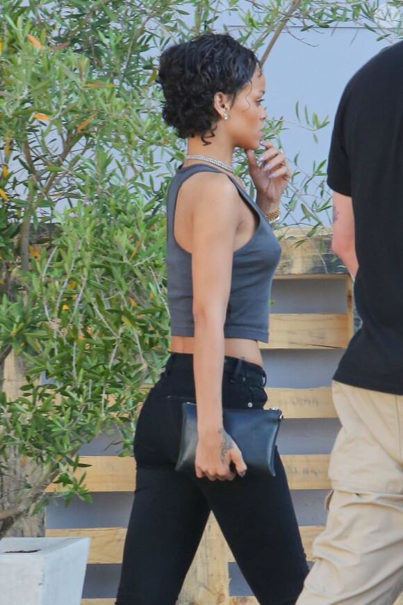 Rihanna à sa sortie d'une boutique de produits de beauté à Beverly Hills. Le 1er août 2013.
