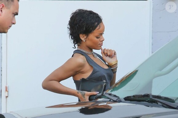 Rihanna, en vacances après avoir conclu la partie européenne de sa tournée, quitte une boutique de produits de beauté à Beverly Hills. Le 1er août 2013.